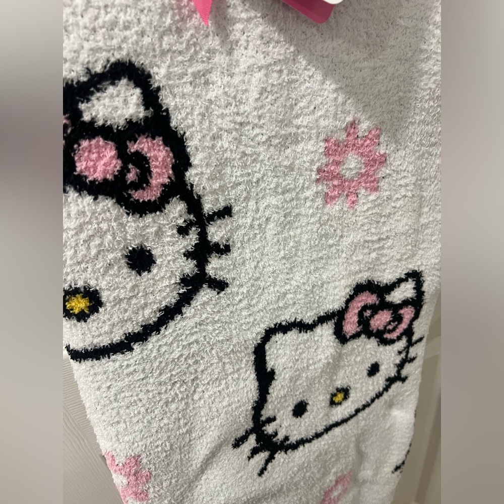 NEW! Hello Kitty super soft throw - Picture 3 of 6